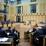 Politiker sitzen im Plenum des Bundesrats