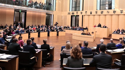 Plenarsitzung des Bundesrates, der Bundesrat stimmt über das milliardenschwere Finanzpaket ab. 