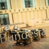 Ein Blick in den leeren Plenarsaal des Bundestags.