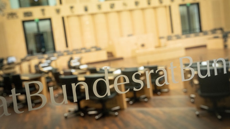 Ein Blick in den leeren Plenarsaal des Bundestags.