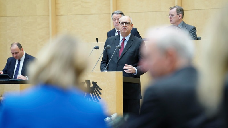 Andreas Bovenschulte (SPD) bei einer Rede im Plenum im Bundesrat in Berlin