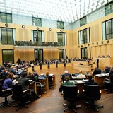 Bei einer Plenarsitzung im Bundesrat sitzen zahlreiche Landesvertreter auf Stühlen im Plenarsaal.