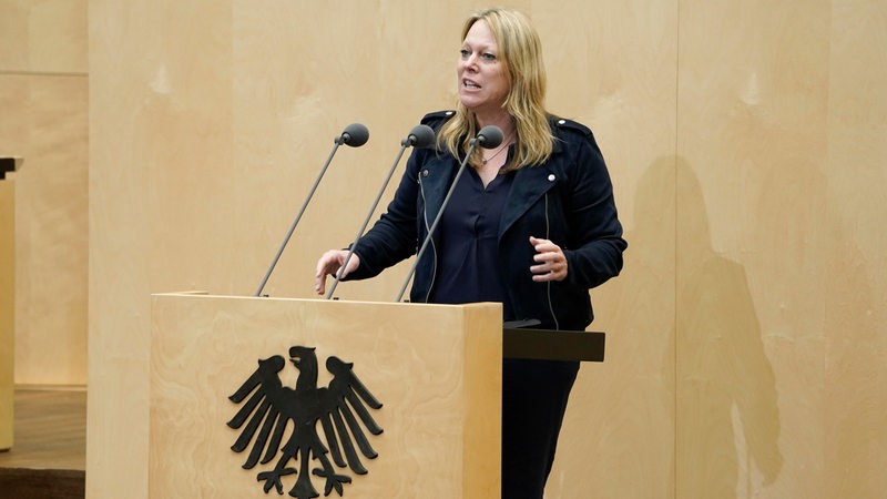 Maike Schaefer steht im Bundesrat am Rednerpult