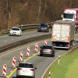 Verkehr und Baustellenschilder auf der B75