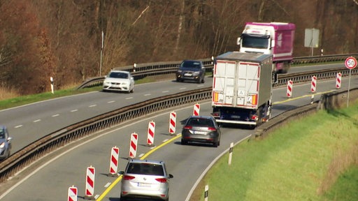 Verkehr und Baustellenschilder auf der B75