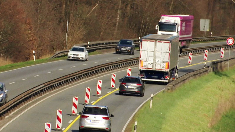 Verkehr und Baustellenschilder auf der B75