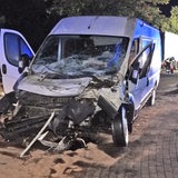 Ein bei einem Unfall demolierter Kleintransporters steht auf einem abgesperrten Bürgersteig.