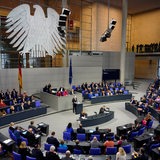 Blick in den Plenarsaal des Bundestags, während Olaf Scholz am Rednerpult steht