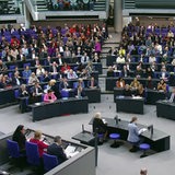 Das Bundestagsgebäude voll mit Abgeordneten der Parteien.