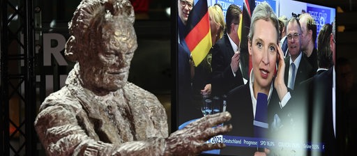 Alice Weidel, Bundesvorsitzende und Kanzlerkandidatin der AfD, ist auf einem Bildschirm während der SPD-Wahlparty im Willy-Brandt-Haus zu sehen.