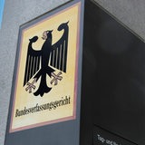 Nahaufnahme vom Briefkasten des Bundesverfassungsgerichts in Karlsruhe