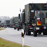 Ein Konvoi zum Transport des Flugabwehrraketensystems Patriot verlässt das Bundeswehr-Gelände der Flugabwehrraktengruppe 26 in Husum.