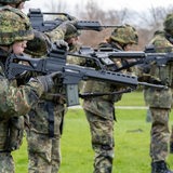 Soldaten in der Grundausbildung halten auf dem Gelände der Marinetechnikschule (MTS) in Parow das Sturmgewehr G36 in den Händen. 