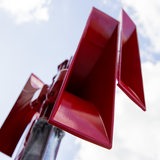Eine rote Sirene ragt in den Himmel