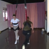 Junge Frauen an den Bungee-Seilen im Sportstudio