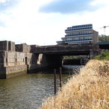 Der Bunker Hornisse mit dem darauf 1968 bis 1969 erbauten Bürogebäude