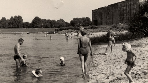 Badegäste in der Bunkerbucht 1965
