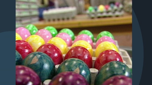 Gefärbte Eier in verschiedenen Farben.