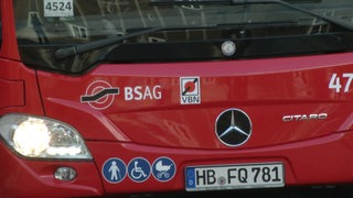 Die Front eines roten Busses der BSAG.