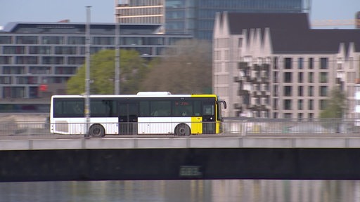 Ein Bus fährt über die Bürgermeister-Smidt-Brücke