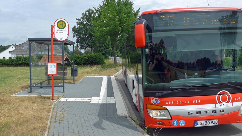 Bus steht an Haltestelle im Landkreis Osnabrück
