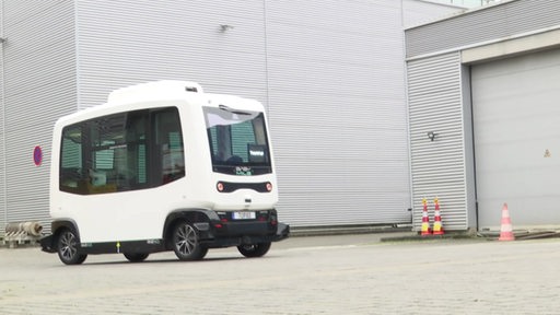 Ein elektrischer autonomer Kleinbus auf einem Parkplatz.