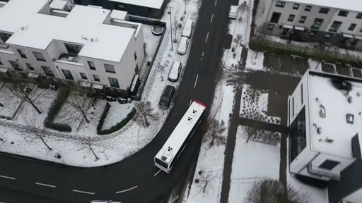 Durch eine Wohnsiedlung im Bremer Oberneuland fährt ein Bus.
