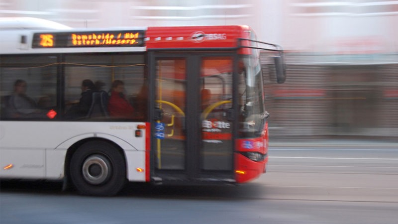 Linienbus in Fahrt (Symbolbild)