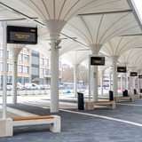 leere Buchten eines Busbahnhofes
