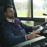Ein Busfahrer an seinem Arbeitsplatz.