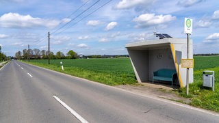 Eine verlassene Bushaltestelle.