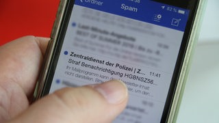 Eine gefälschte Mail mit einem Bußgeldbescheid im Mailprogramm eines Smartphones.