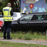 Ein Mitarbeiter des Ordnungsamtes schreibt einen Falschparker auf.