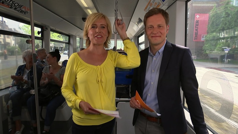 Kirsten rademacher und Felix Krömer moderieren in einer Bremer Straßenbahn