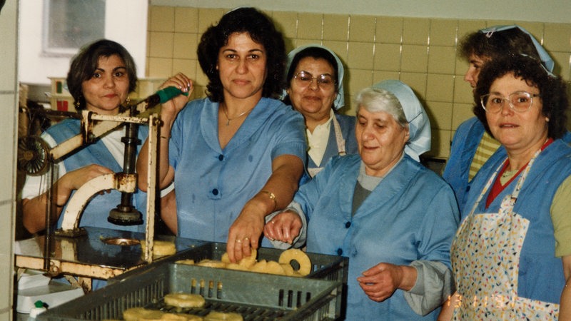 Türkische Frauen bei der Arbeit in der Fabrik von Hachez in Bremen