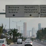 Straßenschilder über einer Straße in der Türkei.