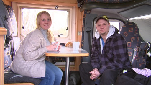 Ein Paar sitzen bei einer Tasse Kaffee in ihrem Wohnmobil