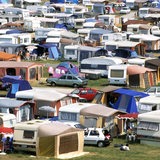 Viele Wohnwagen auf einem Campingplatz.