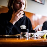 Ein Mann raucht einen Cannabis-Joint
