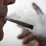Ein Mann raucht einen Cannabis-Joint.