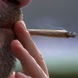 Ein Mann raucht einen Joint