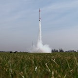 Eine Rakete steigt in den Himmel