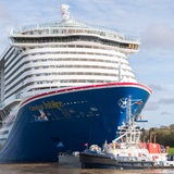 Das neue Kreuzfahrtschiff der Papenburger Meyer Werft «Carnival Jubilee»wird über die Ems zur Nordsee überführt.