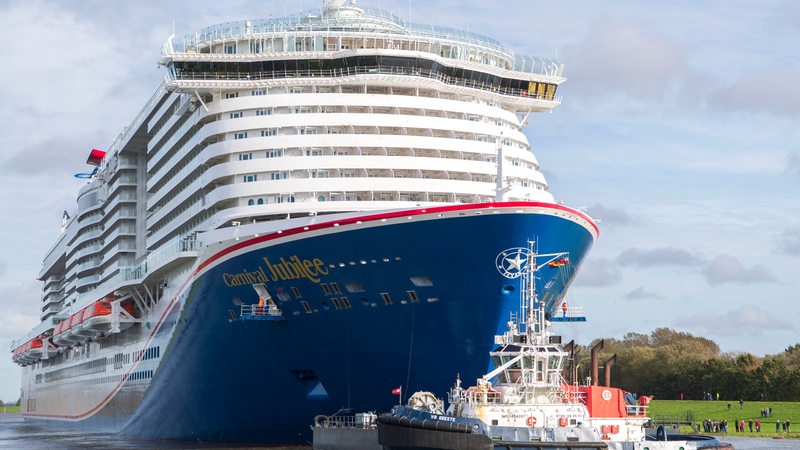Das neue Kreuzfahrtschiff der Papenburger Meyer Werft «Carnival Jubilee»wird über die Ems zur Nordsee überführt.