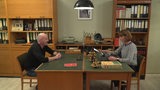 Carsten Meyer-Heder sitzt an einem Tisch mit Susanne Hausmann.