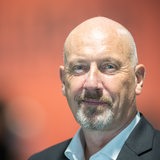 Carsten Meyer-Heder schaut in die Kamera und lächelt