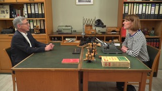 Bürgermeister Carsten Sieling an einem Schreibtisch.