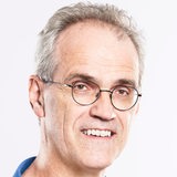 Carsten-Wilm Müller ist auf einem Foto zu sehen. Er ist ein Herr mit Brille, grauen Haaren und einem blauen Poloshirt.