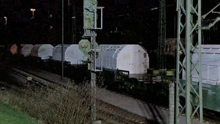 Ein Zug mit Castorbehältern ist auf dem Weg in ein Zwischenlager in Bayern.
