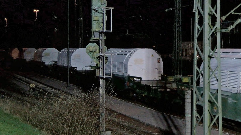 Ein Zug mit Castorbehältern ist auf dem Weg in ein Zwischenlager in Bayern.
